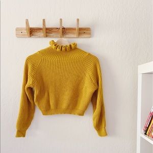 XS/S Crop Top Sweater with Ruffle Collar